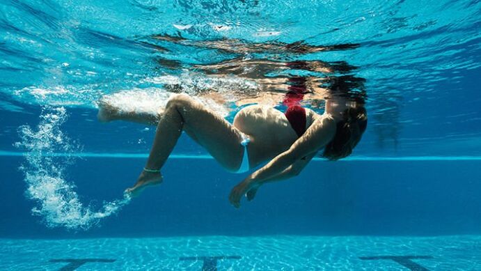 Il nuoto è un metodo per prevenire e curare le vene varicose durante la gravidanza