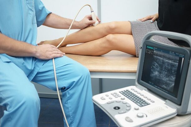Diagnostica del rilevamento delle vene varicose reticolari delle gambe mediante ultrasuoni