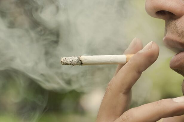 Il fumo è uno dei motivi per lo sviluppo delle vene varicose reticolari